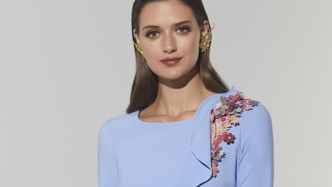 Matilde Cano apuesta por este vestido asim&eacute;trico con aplicaciones de flores en los hombros y volantes laterales.