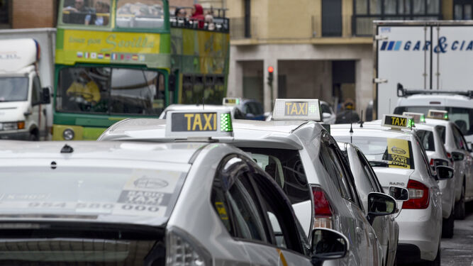 Taxis en fila en una calle de Sevilla.