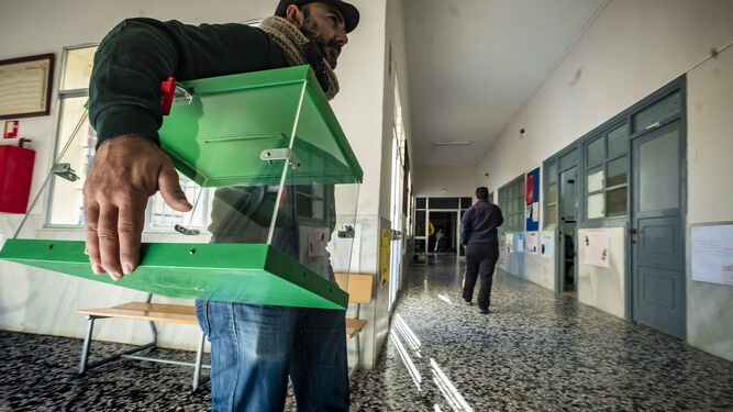 Preparativos en un colegio electoral de Cádiz en los días previos a las elecciones andaluzas del pasado 2 de diciembre.