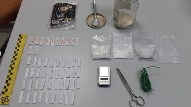 La Guardia Civil se incauta de 54 gramos de cocaína y 48 papelinas de heroína en Lora del Río.