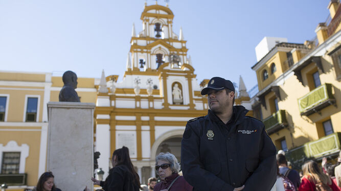 Un policía, vigilante ante el templo de la Macarena.