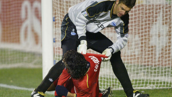 El Alavés-Sevilla en la Liga 2001-02 fue muy duro y Gallardo, sacado como un fardo del campo por Martín Herrera y Llorens, lo sufrió en sus carnes.