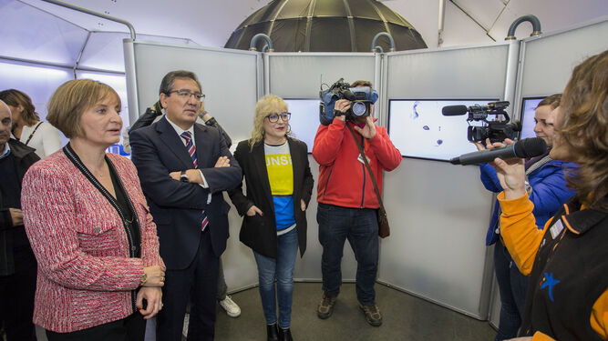 María Jesús Catalá, Antonio Pulido y Elena Tobar, ayer, durante la inauguración de ‘El Ártico se rompe’.