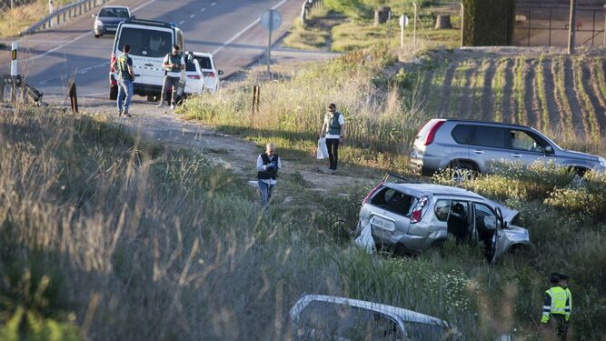 La Guardia Civil inspecciona el vehículo accidentado, junto al puente de San Jerónimo.
