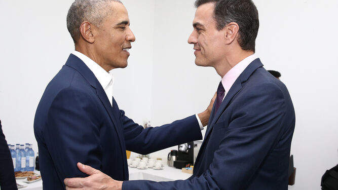 Obama y  S&aacute;nchez se saludan afectuosamente durante su reuni&oacute;n en Sevilla.