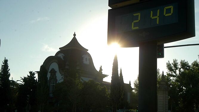 Un termómetro marca 24 grados en Sevilla.