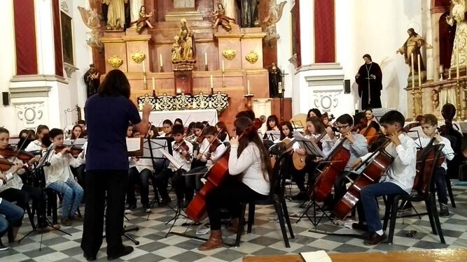 Los alumnos del Conservatorio Fray Juan Bermudo, de Écija, durante una actuación.