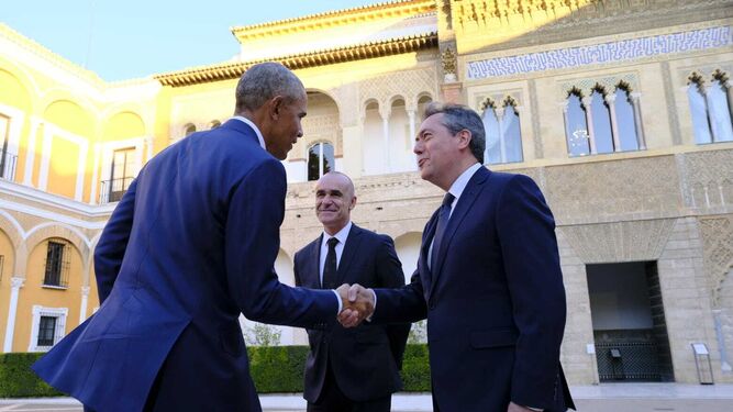 Obama saluda al alcalde, en presencia del concejal Antonio Muñoz, en su visita al Alcázar.