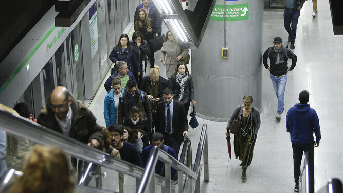 Viajeros en la estación Puerta de Jerez del Metro de Sevilla.
