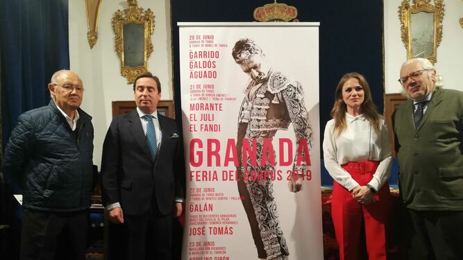 El empresario José María Garzón -segundo por la izquierda- en la presentación de los carteles.