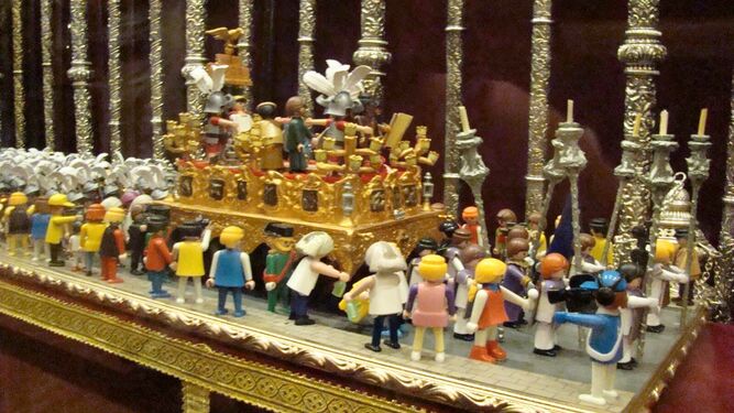 Junto al mercado, se exhibirán dioramas realizados con piezas de Playmobil, sobre la Semana Santa de Sevilla.