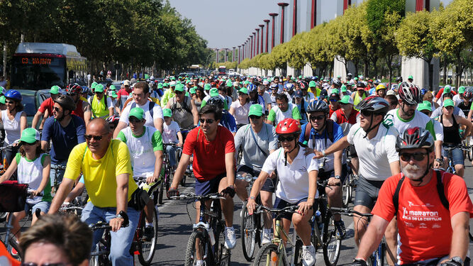 Ciclistas por Sevilla en una edición pasada del Día Metropolitano de la Bicicleta.