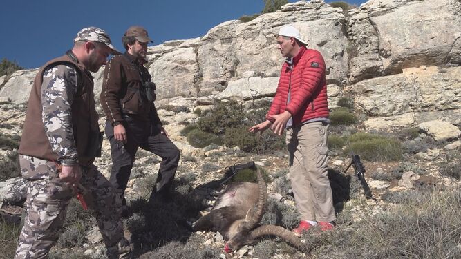Frank Cuesta conversa con dos cazadores en su nueva entrega de 'Wild Frank'
