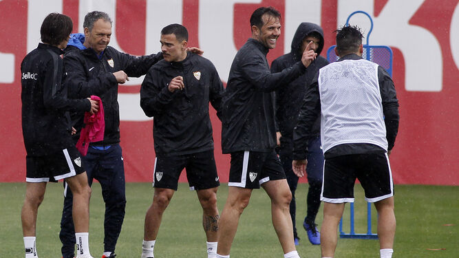 Primer entrenamiento del Sevilla FC tras anunciar Caparr&oacute;s que tiene leucemia
