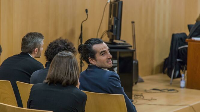 El creador de 'Seriesyonkis', Alberto García Sola (d), en el juicio a los creadores de la web pirata.