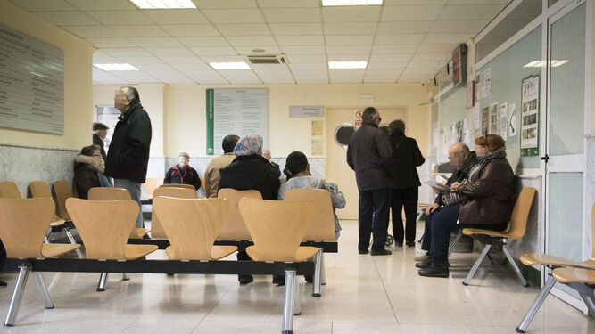 Varios pacientes en la sala de espera de un centro de salud.