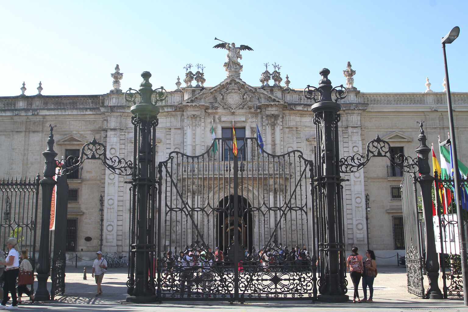 Campaña de recogida de firmas para que la Universidad de Sevilla suspenda las clases