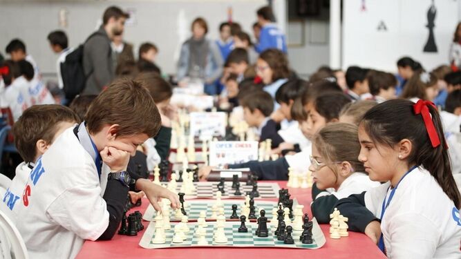 Varios alumnos juegan al ajedrez durante el torneo 'Open Chess'