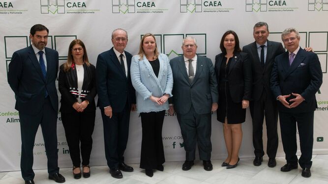 Foto de familia de la asamblea de CAEA. Virginia González, cuarta por la izquierda.