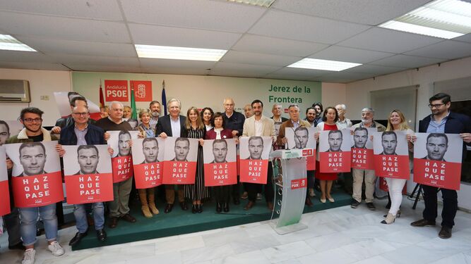 Integrantes del PSOE mostrando el cartel de campaña.