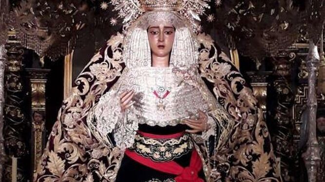 Un detalle del fajín de Franco que luce la Virgen de la Caridad.