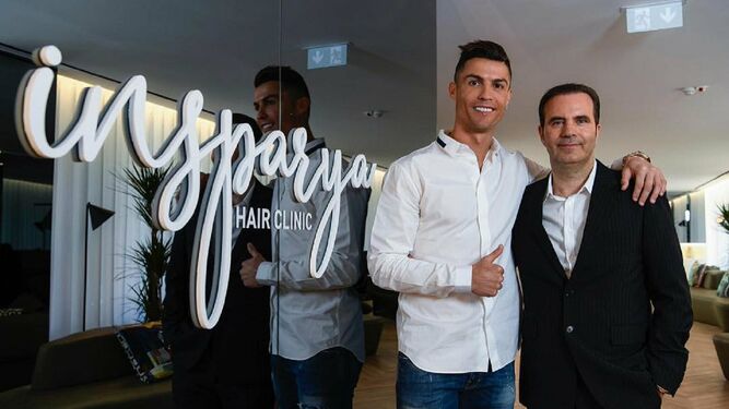 Cristiano Ronaldo en su clínica de trasplante capilar.