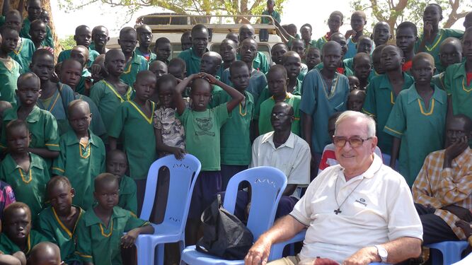 El misionero José Javier Parladé con los menores a los que atiende en Sudán del Sur.