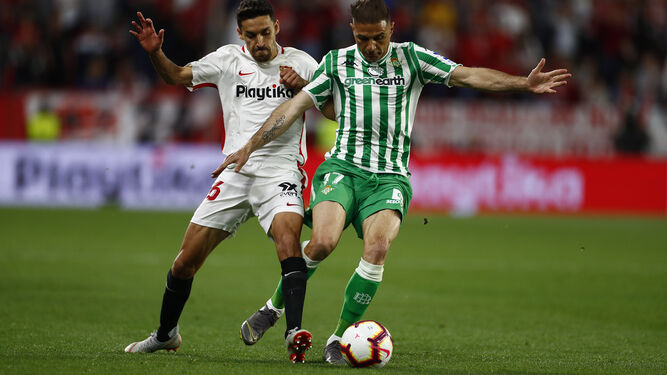 Joaquín protege el balón ante la presión de Jesús Navas.