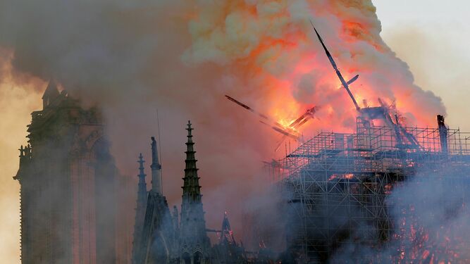 Imagen del devastador incendio en Notre Dame.