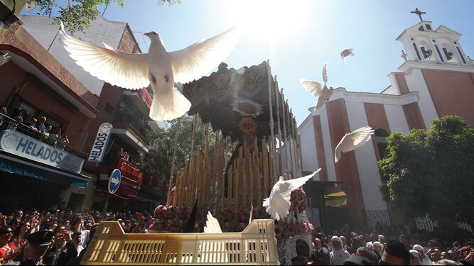La hermandad del Cerro sale en procesión el Martes Santo en Sevilla