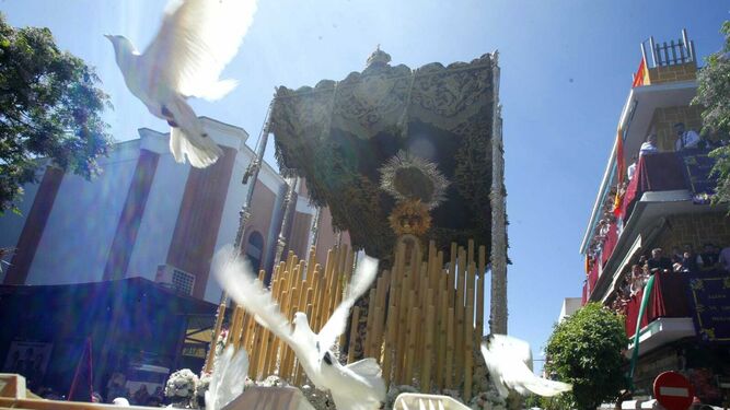 Tradicional suelta de palomas ante la Virgen de los Dolores del Cerro.
