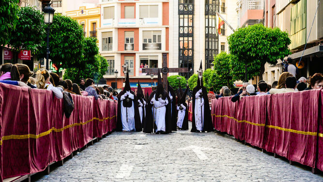 La cruz de guía de la Hermanda de la Salud a su entrada por Carrera Oficial el pasado Martes Santo.
