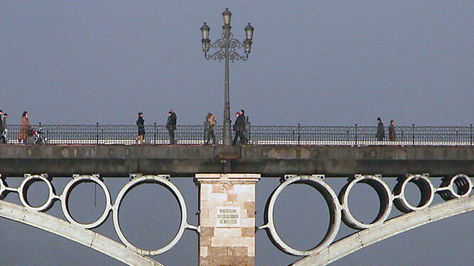 Vista del Puente de Triana, cordón umbilical de Sevilla y Triana, reflejándose en las aguas del viejo Betis.