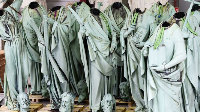 Varias estatuas descabezadas fueron retiradas del interior de Notre Dame.