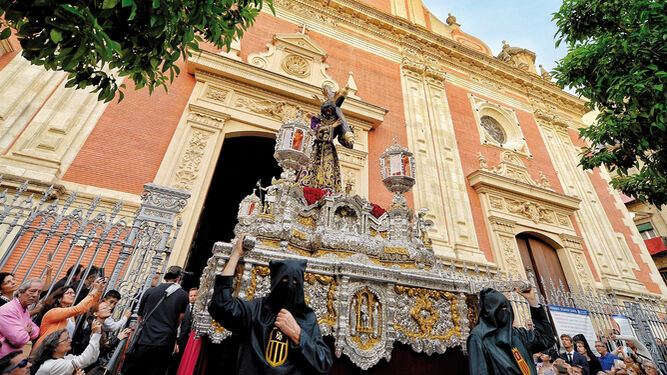 El Señor de Pasión saliendo del Salvador un Jueves Santo en Sevilla