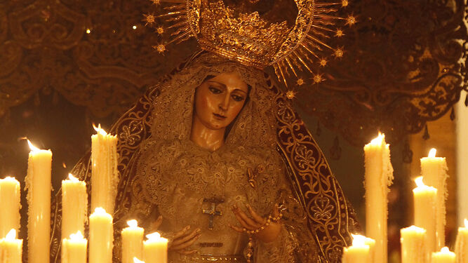 La Virgen del Patrocinio tiene la impronta de Álvarez Duarte, a la vez que evoca a la antigua Señorita de Triana.