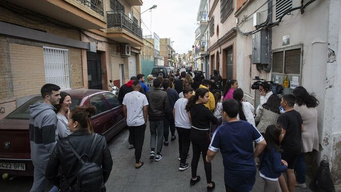 Expectación de vecinos y medios en el barrio en el que vivía el joven universitario detenido en Marruecos.