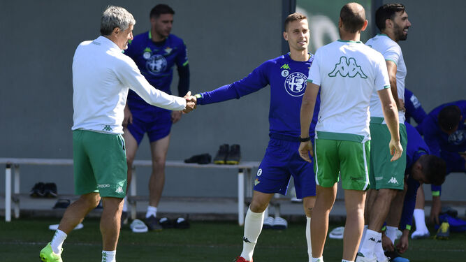 Canales saluda a Setién en un entrenamiento del Betis.