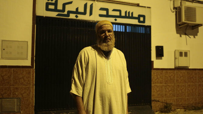 Abderrahim Bouhdidi, en la puerta de la mezquita de Su Eminencia.