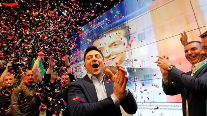 El actor Zelenski celebra su victoria en las presidenciales ucranianas.
