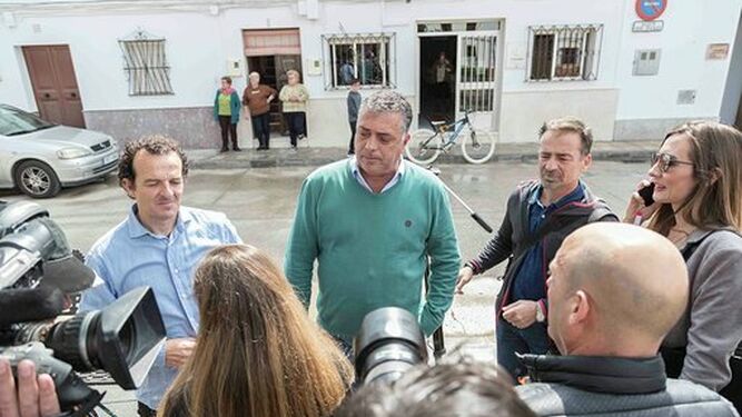 El alcalde de Coripe, Antonio Pérez, y el edil de IU Andrés Jiménez atienden a reporteros de TV, en Coripe, este lunes.