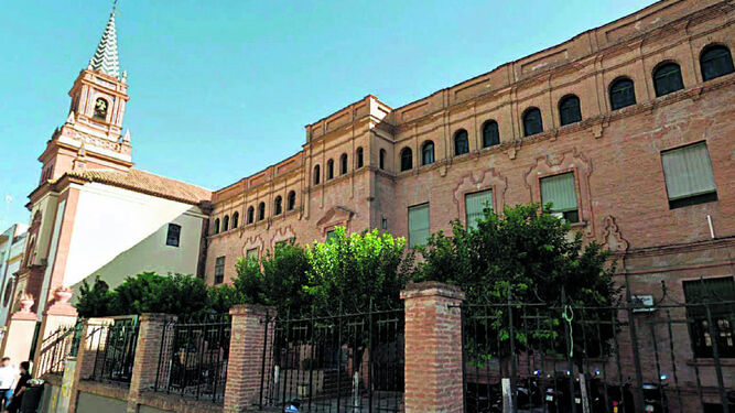 Fachada principal del colegio de los Salesianos de San Pedro, en la calle Condes de Bustillo.