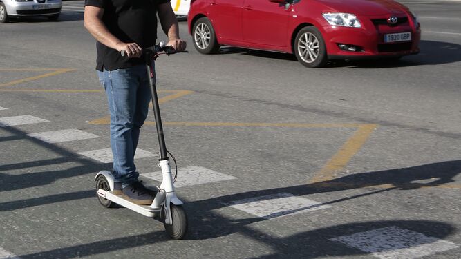 Un conductor de patinete eléctrico circulando por Sevilla.