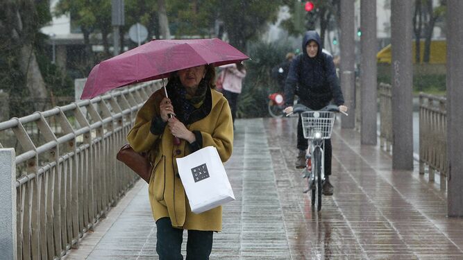 Mujer con paraguas protegiéndose de la lluvia