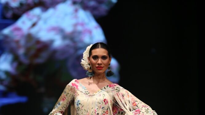 Flores sobre fondo beige. Dise&ntilde;o de Molina Moda Flamenca en SIMOF 2019