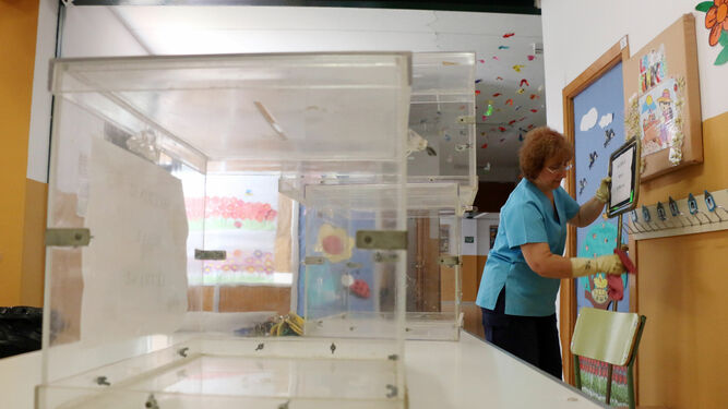 Una urna preparada en un colegio de la capital para las elecciones de 2015
