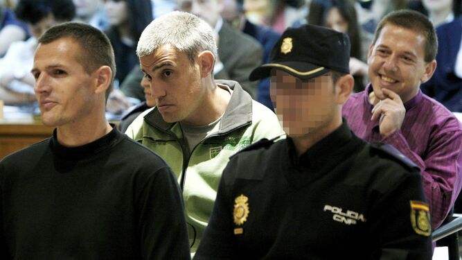 Los etarras (i-d) Igor Portu, Mattin Sarasola y Mikel San Sebastián, durante el juicio por perpetrar el atentado de la T-4, en 2010.