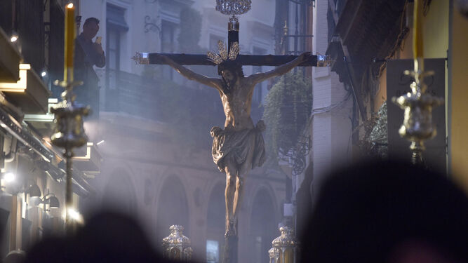 El Cristo de la Conversión en las andas sobre las que salió en el Vía Crucis de las Cofradías.