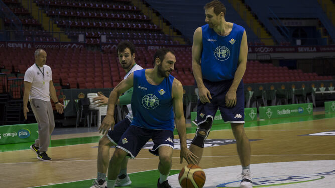 Dani Rodríguez disputa un balón con Lluís Costa, en presencia de Marcius, en un entrenamiento del Betis Energía Plus.