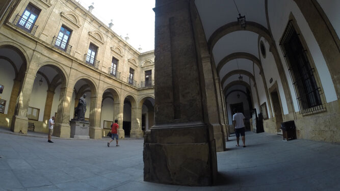 Interior de un patio de la Universidad de Sevilla